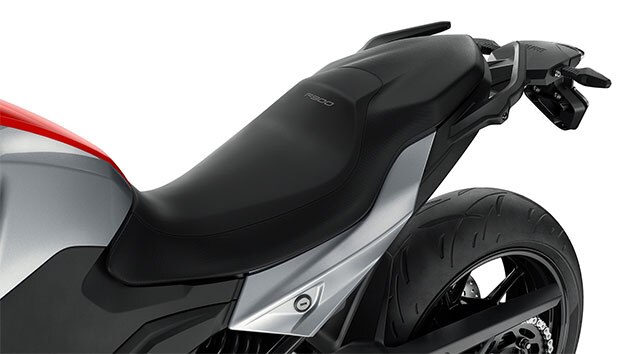 Aqui vê-se o banco da F 900 R. As seis alturas do banco adaptam-se a qualquer motociclista.
