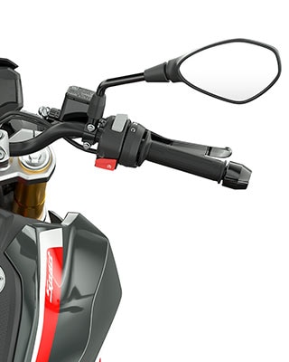 Vemos o guiador e os elementos operacionais da G 310 R.