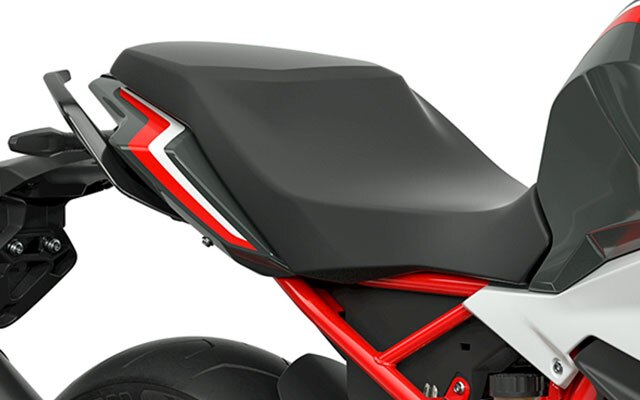 Vemos o selim ergonómico da G 310 R.
