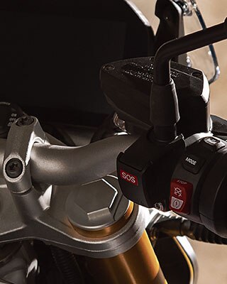 BMW R 1250 R com vista detalhada da tampa da cabeça do cilindro e da inscrição do modelo ShiftCam