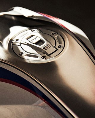 O tanque do BMW R 1250 R com cobertura do depósito de combustível em aço inoxidável