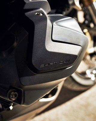 BMW R 1250 R em Stye HP com o tanque em detalhe