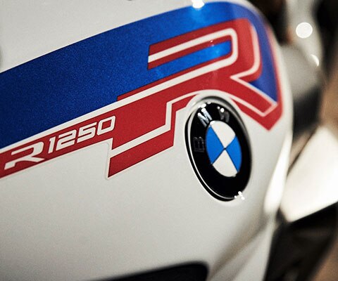 BMW R 1250 R com guiador e ecrã TFT em destaque