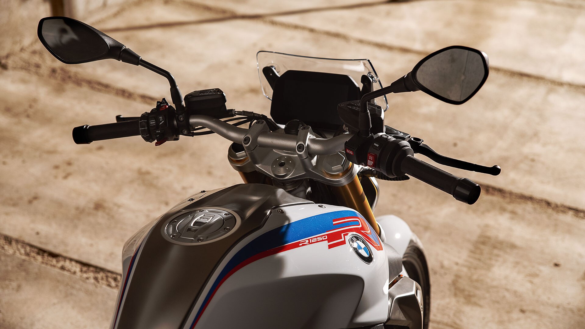 BMW R 1250 R com vista detalhada da tampa da cabeça do cilindro e da inscrição do modelo ShiftCam