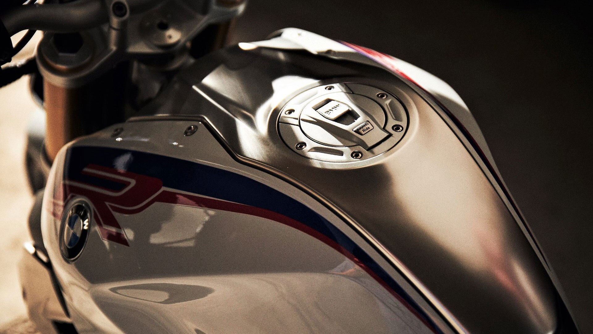 O tanque do BMW R 1250 R com cobertura do depósito de combustível em aço inoxidável
