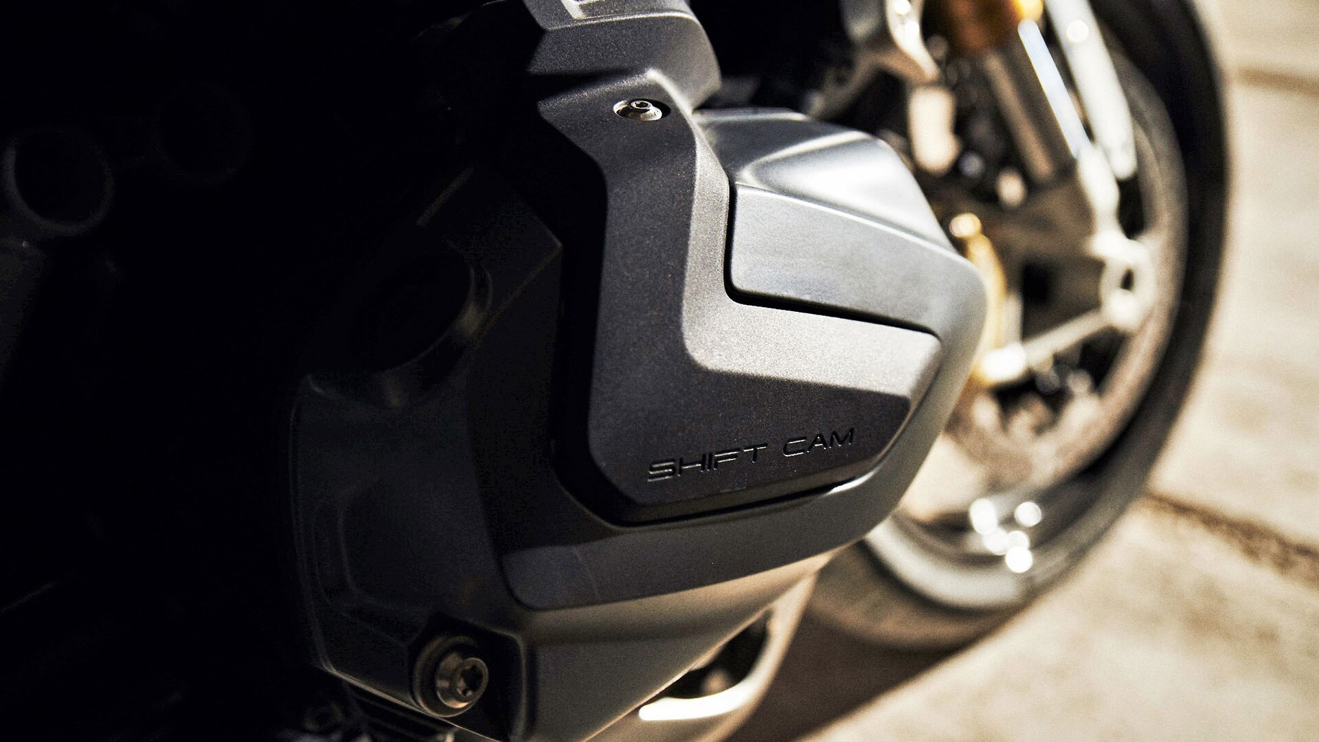 BMW R 1250 R em Stye HP com o tanque em detalhe