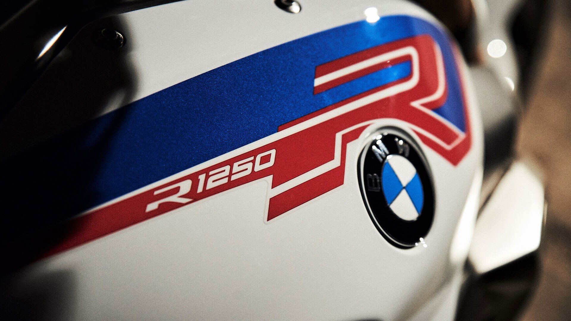 BMW R 1250 R com guiador e ecrã TFT em destaque