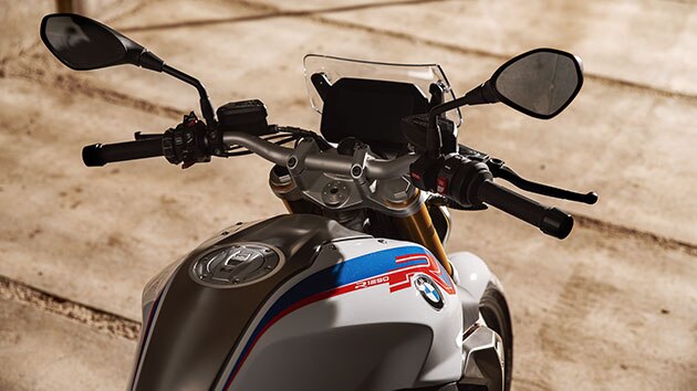 BMW R 1250 R com vista detalhada da tampa da cabeça do cilindro e da inscrição do modelo ShiftCam