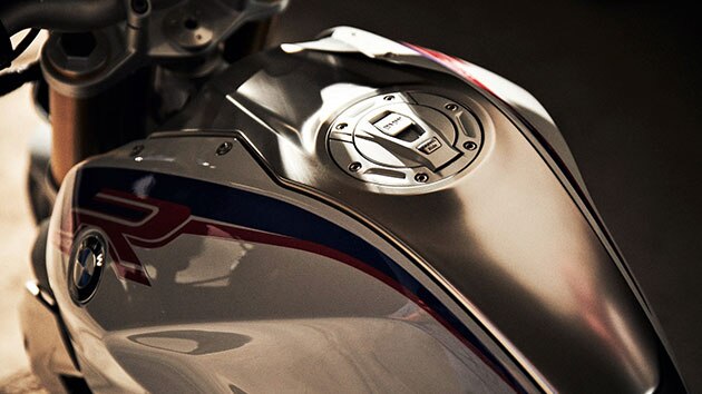 O tanque do BMW R 1250 R com cobertura do depósito de combustível em aço inoxidável