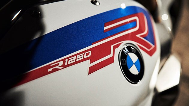 BMW R 1250 R com guiador e ecrã TFT em destaque