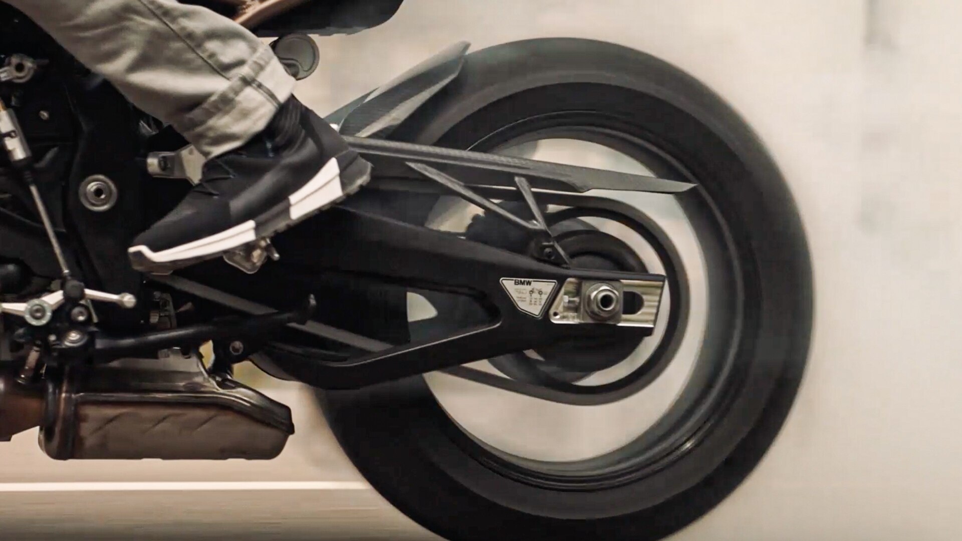 Vemos uma sequência de condução da S 1000 R.