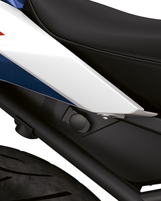 Tomada de carregamento de 12 V na traseira da R 1250 RS