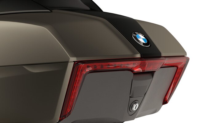 Foco na Top-case com farolim traseiro em LED da K 1600 Grand America.