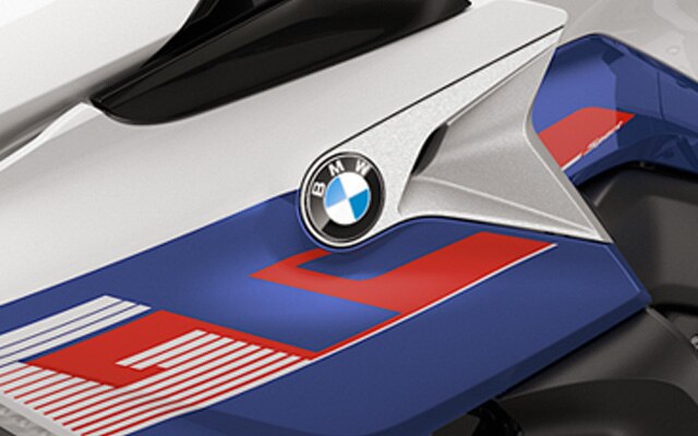 K 1600 GT em Branco/Azul “racing” metalizado/Vermelho “racing”.