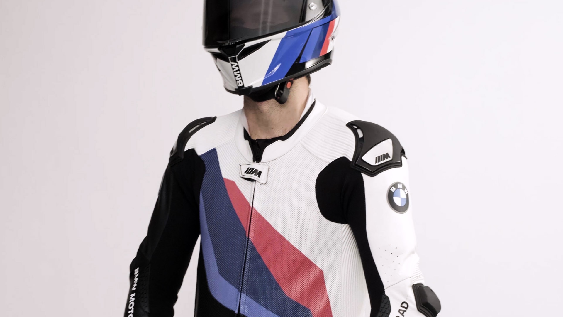 Um vídeo que apresenta o fato M Pro Race Comp da BMW Motorrad, incluindo características de segurança bem pensadas para o piloto.